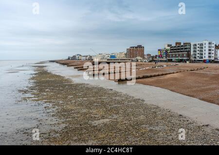 Blick auf Worthing Beach, Blick nach Westen vom Worthing Pier. Worthing, West Sussex, England, Großbritannien. Stockfoto