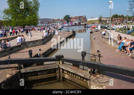 Kanalschleuse, die den Stratford-Kanal mit dem Fluss Avon verbindet, Stratford-upon-Avon, Warwickshire, England, Großbritannien. Stockfoto