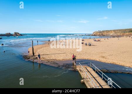 Summerleaze Beach, vom Ende des Bude Kanals aus gesehen, Bude, Cornwall, England, Großbritannien. Beliebt bei Surfern, auch im Oktober. Stockfoto