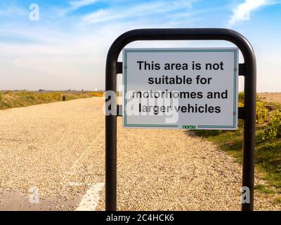 Total verlassene Hauptparkplatz in Aldeburgh Suffolk UK mit Hinweisschild im Vordergrund während Coronavirus Sperre unten Stockfoto