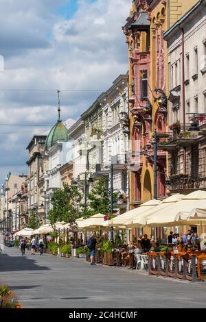 Lodz, Polen - 7. Juli 2019: Piotrkowska Straße in Lodz. Beliebte Fußgängerzone mit Cafés in Lodz, Polen Stockfoto