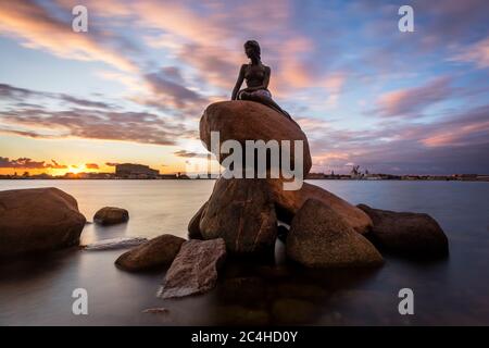 Statue der Kleinen Meerjungfrau von Edvard Eriksen im Hafen von Kopenhagen bei Sonnenaufgang Stockfoto