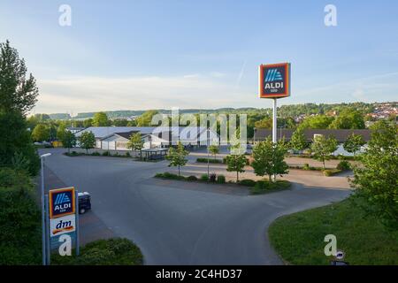 Altbach, 08. Mai 2020: Parkplatz der beiden Discounter Aldi und DM Drogerie. Altbach, Deutschland. Stockfoto