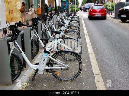 Reihe von elektrischen Leihrädern in einer Straße im Stadtzentrum von Madrid Spanien Stockfoto