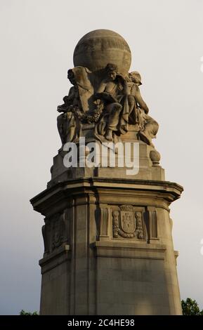 Denkmal für Miguel de Cervantes auf der Plaza de Espana Plaza Madrid, die gerade renoviert wird Stockfoto