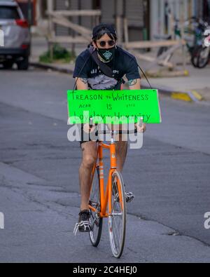 Hunderte von Radfahrern versammelten sich am ‘. Juni im Maria Hernandez Park in Bushwick zu einer 26 Black Lives Matter Pride’ Radtour zum Mc Carren Park in Greenpoint. 2020 Aufruf zur Definanzierung der NYPD und zur Investition in Gemeinden und zur Hervorhebung der Bedeutung und Relevanz von Black LGBTQ Lives im Rahmen des Pride Month in NYC. (Foto von Erik McGregor/Sipa USA) Stockfoto