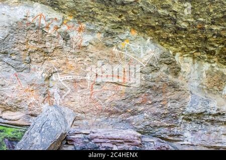 Burrungkuy, Australien - 12. März 2020: Einheimische Felskunst der Ureinwohner, die Ureinwohner, Tiere und Geister darstellt. Stockfoto