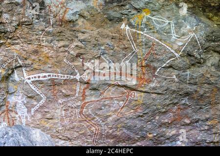 Burrungkuy, Australien - 12. März 2020: Einheimische Felskunst der Ureinwohner, die Ureinwohner, Tiere und Geister darstellt. Stockfoto