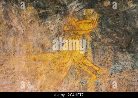 Burrungkuy, Australien - 12. März 2020: Einheimische Felskunst der Aborigines, die ein Känguru darstellt. Stockfoto