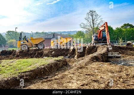 Große Ansicht der Baustelle am Royal Surrey County Hospital Guildford UK mit Bagger und Muldenkipper Stockfoto