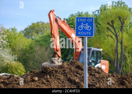 Bagger bewegt Erde auf der Baustelle Stockfoto