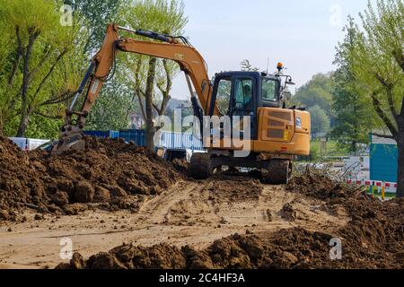 Bagger bewegt Erde auf der Baustelle Stockfoto