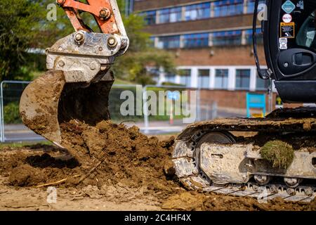 Baggerschaufel bewegt die Erde auf der Baustelle Stockfoto