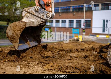 Baggerschaufel bewegt die Erde auf der Baustelle Stockfoto