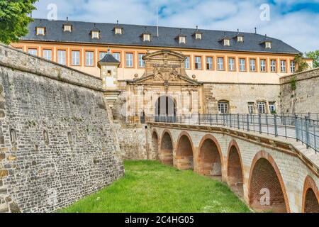 Das ehemalige Kommandantenhaus mit Peterstor befindet sich auf dem Peterberg. Die Barockzitadelle Petersberg befindet sich in Erfurt, Thüringen, Deutschland Stockfoto