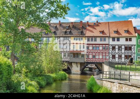 Blick über die Gera zu den Häusern der Kraemerbrücke. Die Brücke befindet sich in der Altstadt von Erfurt, Hauptstadt von Thüringen, Deutschland, Europa Stockfoto