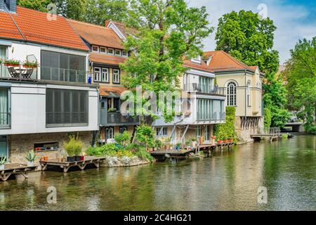 Blick über den Fluss Gera auf Wohngebäude und die kleine Synagoge. Die kleine Synagoge wurde 1840, Erfurt, Thüringen, Deutschland, Europa, erbaut Stockfoto