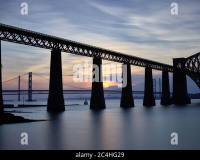 Forth Rail Bridge mitten im Sommer bei Dämmerung Stockfoto