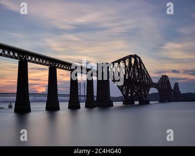 Forth Rail Bridge mitten im Sommer bei Dämmerung Stockfoto