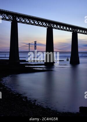 Forth Rail Bridge mitten im Sommer bei Dämmerung Stockfoto