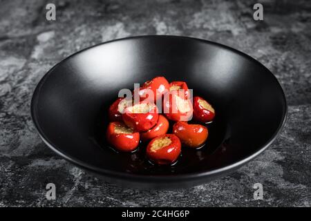 Kirschpfirsich mit Thunfisch in nativem Olivenöl extra Stockfoto