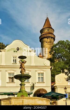 Truba Burgturm über Zdeněk Burian Museum und Brunnen am Náměstí in Štramberk, Moravskoslezský Kraj, Tschechische Republik Stockfoto