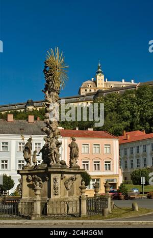 Obere und untere Burgen und Säule der Heiligen Dreifaltigkeit in Komeskeho namesti in Fulnek, Moravskoslezský kraj, Tschechische Republik Stockfoto