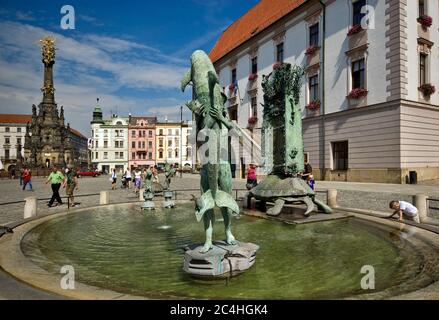 Arion-Brunnen und Dreifaltigkeitssäule in der Ferne bei Horni namesti in Olomouc, Olomoucký kraj, Tschechische Republik Stockfoto