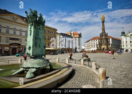 Arion-Brunnen und Dreifaltigkeitssäule in der Ferne bei Horni namesti in Olomouc, Olomoucký kraj, Tschechische Republik Stockfoto