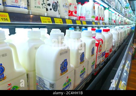 Taipei, Taiwan - 1. JUNI 2020 : verschiedene Milchprodukte im Regal im Kühlschrank eines Supermarkts. Taipeh, Taiwan. Stockfoto