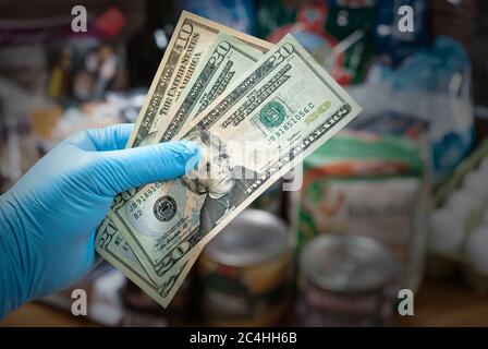 Essenzielle Quarantäneprodukte. Soziale Lebensmittel. Teure Lebensmittel während der Wirtschaftskrise durch die Coronavirus-Pandemie verursacht. Stockfoto