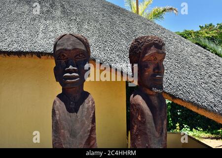 WATERBERG, NAMIBIA - 04. FEB 2016:zwei Holzfiguren in der Frans Indongo Lodge, eine der beliebtesten Übernachtungsstellen in der Waterberg Region Stockfoto