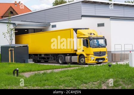 Ein LKW an der Verladerampe liefert Ware für einen Discounter Stockfoto