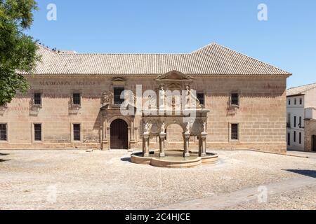 Blick auf den Brunnen Santa Maria mit der Universität des Seminars St. Philip Neri im Hintergrund, Baeza, Provinz Jaen, Andalusien, Spanien, Westeuropa Stockfoto