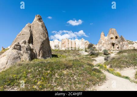 Frühling Goreme Tal, natürliche vulkanische Formationen in Kappadokien in der Türkei. Stockfoto