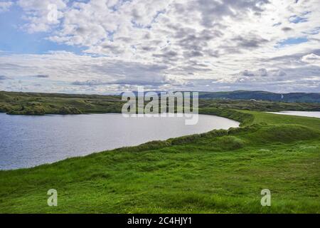 Kirkjubaejarklaustur, ätherische Landschaften während der Mittsommernacht im Süden Islands Stockfoto