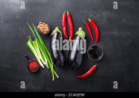 Klebrige Teriyaki Aubergine Zutaten, zum Kochen oder Grill Chili Pfeffer, Auberginen, Sauce, Nüsse auf schwarzem Hintergrund. Stockfoto