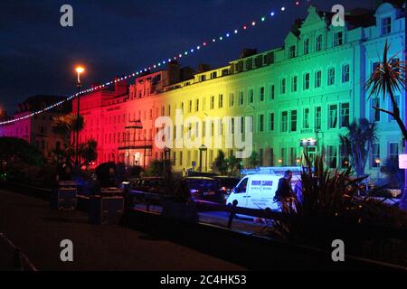 Llandudno , Wales, 26. Juni 2020. Llandudno Promenade wurde in den Farben des Regenbogens am Donnerstagabend zur Unterstützung der Pflegekräfte während der Coronavirus-Pandemie beleuchtet. Das Gebäude entlang der Promenade wurden beleuchtet, um die Anerkennung für die NHS-Mitarbeiter, Pflegekräfte und andere Schlüsselarbeiter zu zeigen Kredit : Mike Clarke Alamy Live News Stockfoto