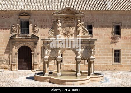 Blick auf den Brunnen Santa Maria mit der Universität des Seminars St. Philip Neri im Hintergrund, Baeza, Provinz Jaen, Andalusien, Spanien, Westeuropa Stockfoto