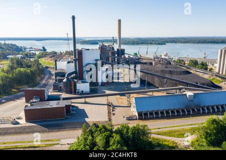 Luftaufnahme des alten Kohlekraftwerks und des neuen Kraft-Wärme-Kopplungs-Kraftwerks in Naantali, Finnland. Die neue Anlage verwendet 6 Stockfoto