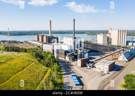 Luftaufnahme des alten Kohlekraftwerks und des neuen Kraft-Wärme-Kopplungs-Kraftwerks in Naantali, Finnland. Die neue Anlage verwendet 6 Stockfoto