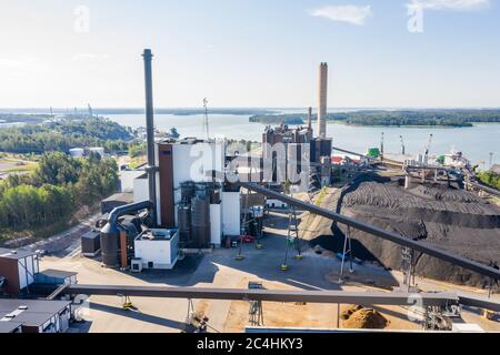 Luftaufnahme des alten Kohlekraftwerks und des neuen Kraft-Wärme-Kopplungs-Kraftwerks in Naantali, Finnland. Die neue Anlage verwendet 6 Stockfoto