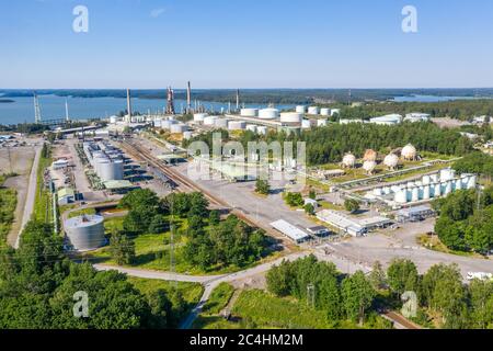 Luftaufnahme der Ölraffinerie Neste in Naantali, Finnland im Sommer Stockfoto