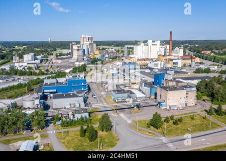 Luftaufnahme einer Lebensmittelfabrik und Hauptsitz der Raisio Group in Raisio, Finnland im Sommer. Stockfoto