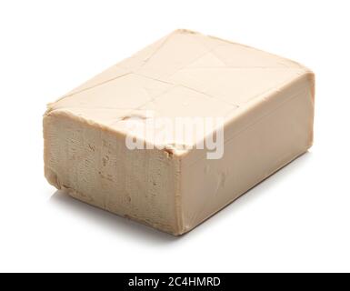 Hefeblock auf weißem Hintergrund isoliert Stockfoto