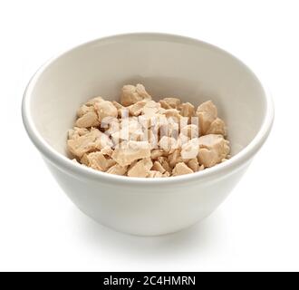 Schüssel mit Hefe auf weißem Hintergrund isoliert Stockfoto