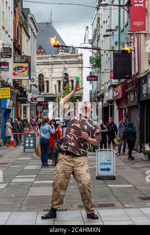 Cork, Irland. Juni 2020. Ein Mann unterhält Einkäufer mit einem Feuerstock in Cork City. 'Gruby Grove', ein polnischer Künstler, spielt seit 4 Jahren mit Feuer. Quelle: AG News/Alamy Live News Stockfoto