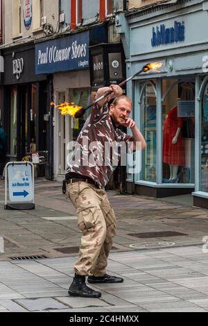 Cork, Irland. Juni 2020. Ein Mann unterhält Einkäufer mit einem Feuerstock in Cork City. 'Gruby Grove', ein polnischer Künstler, spielt seit 4 Jahren mit Feuer. Quelle: AG News/Alamy Live News Stockfoto