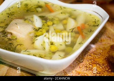 Köstliche Suppe mit Fleisch auf einem quadratischen Teller Stockfoto