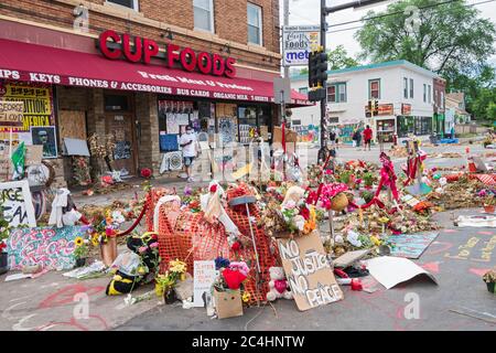 Minneapolis, MN/USA - 21. Juni 2020: Straßenecke in Nachbarschaft und Ort von George Floyd Verhaftung und Tod. Stockfoto